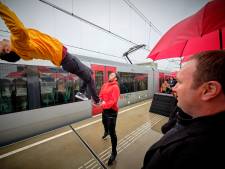 Officiële opening Hoekse Lijn groots gevierd: 'Volgend feestje op slippers'