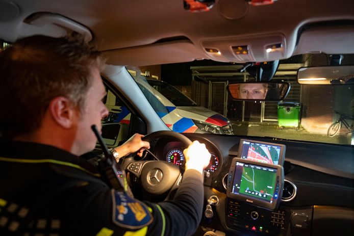 Dennis van Zalen draait de horecadienst in Kampen en omgeving. Hij noemt de rust in de binnenstad surrealistisch. Ook bij jongerenketen in de regio blijkt vanavond weinig activiteit.