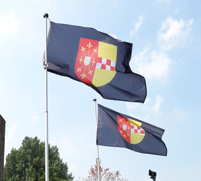 De vlag van de vrijstaat Land van Ravenstein wappert weer.