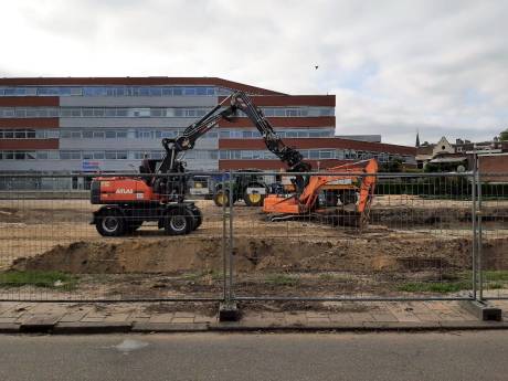 Omrijden of niet: hier wordt aan de weg gewerkt in Almelo in juni 2023