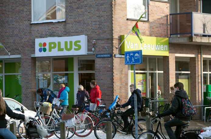 De Plus-supermarkt in hartje Den Hoorn.