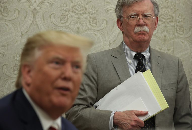 President Trump en op de achtergrond – toen nog – nationale veiligheidsadviseur John Bolton, op 20 augustus van dit jaar. Beeld Getty Images
