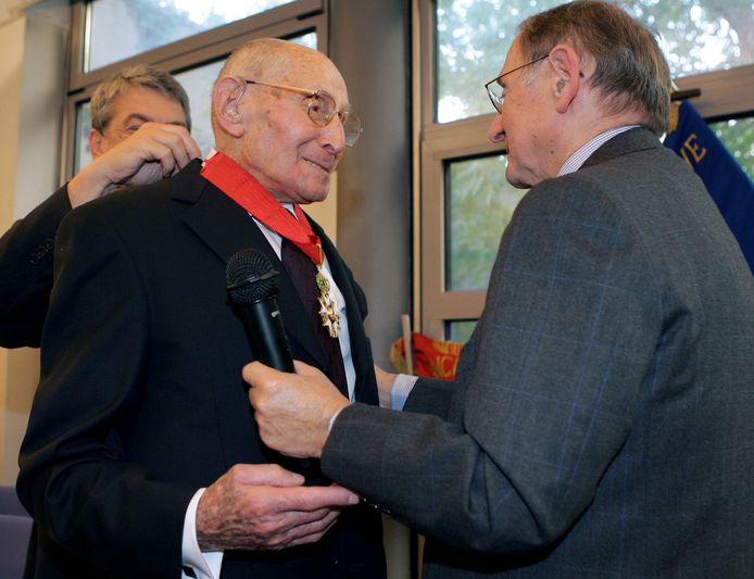 Georges Loinger (L) toen hij in 2005 de titel van ‘Commandeur de la Legion d'Honneur’ kreeg.