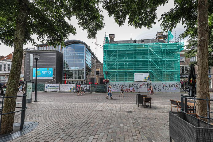 De museumpanden aan de Melkmarkt in Zwolle worden grondig verbouwd voor de komst van de nieuwe formule ANNO. Hier zal vanaf maart volgend jaar een deel van de omvangrijke collectie te zien zijn. Collectiebeheerder Historisch Centrum Overijssel wil graag meer museumstukken aanschaffen en laten zien, maar heeft daar nu nog geen budget voor.