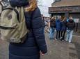 De Albert Heijn in Den Haag was in het bezit van het smoelenboek van het Maerlant-Lyceum dat om de hoek zit. In verband met privacy staan de mensen op de foto niet herkenbaar in beeld.