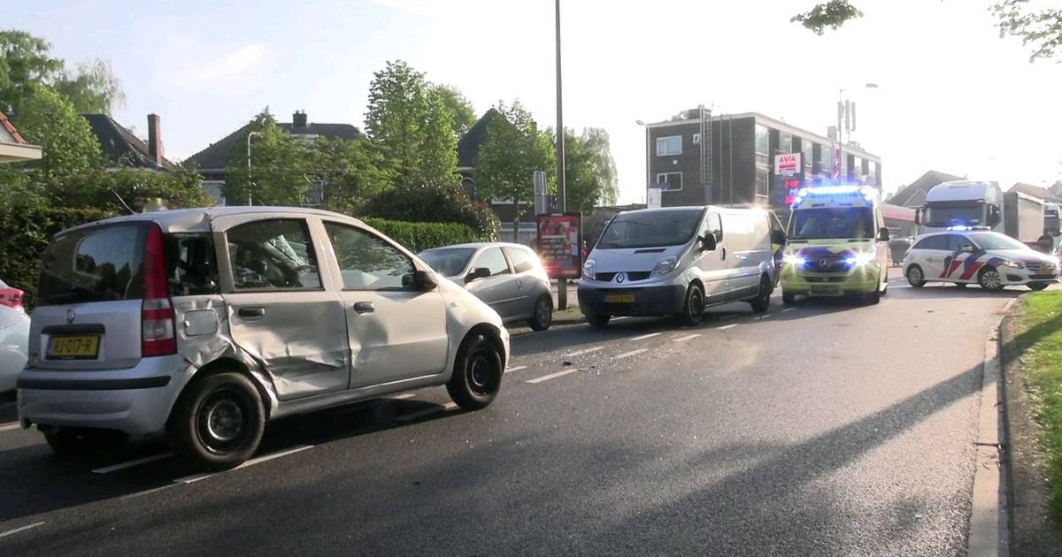 Verkeer muurvast door aanrijding op de singel in Enschede, vrouw naar ziekenhuis.
