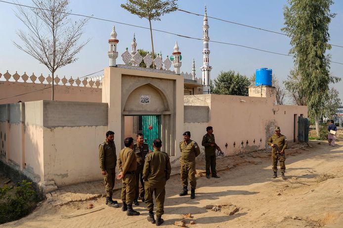 Polizia alla moschea di Tulamba.