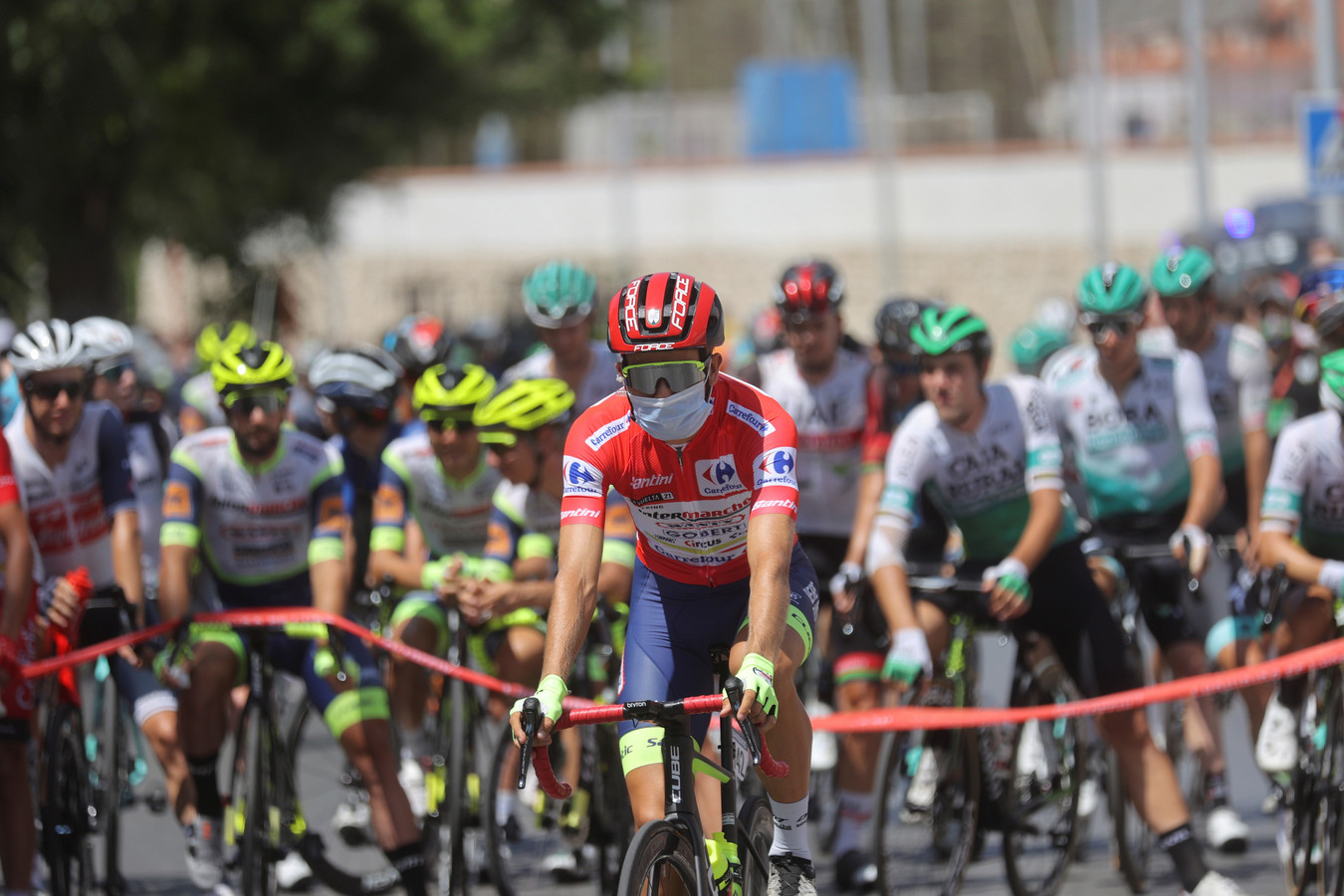 Een nieuwe dag in de Vuelta, met Christian Eiking in de rode leiderstrui.