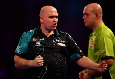 Cross schakelt Van Gerwen uit na zinderende halve finale