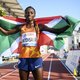 Niyonsaba is niet vrouw genoeg voor de 800 meter, wel loopt ze naar winst op de 5.000 meter