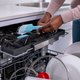 Dit is de reden dat je een prop aluminiumfolie in je vaatwasser moet stoppen