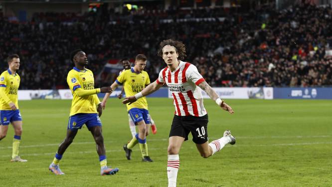 PSV verslaat SC Cambuur in doelpuntrijk duel en blijft in de race voor landstitel