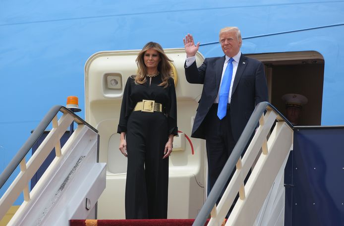 Donald Trump en zijn vrouw Melania landen in de Saoedische hoofdstad Riyad. Ze doen in totaal negen landen aan.