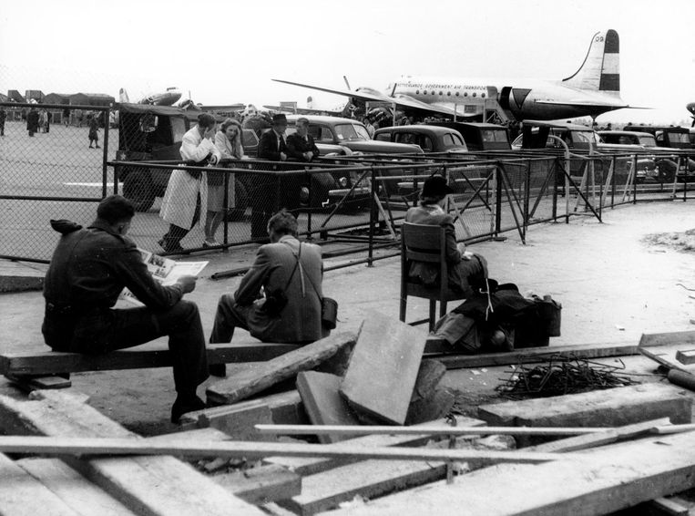 Schiphol 1946, het vliegverkeer is alweer snel op gang gekomen, dankzij de Britten. Beeld Jeanne Haket