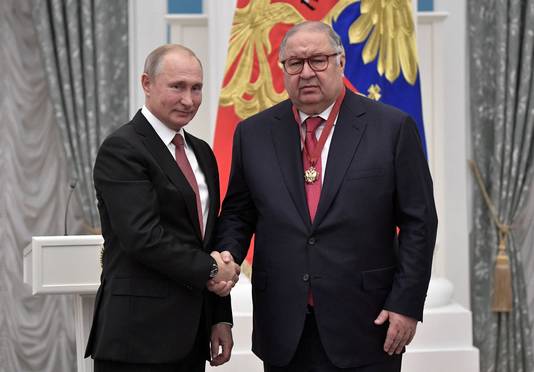 Vladimir Poetin naast Alisjer Oesmanov.