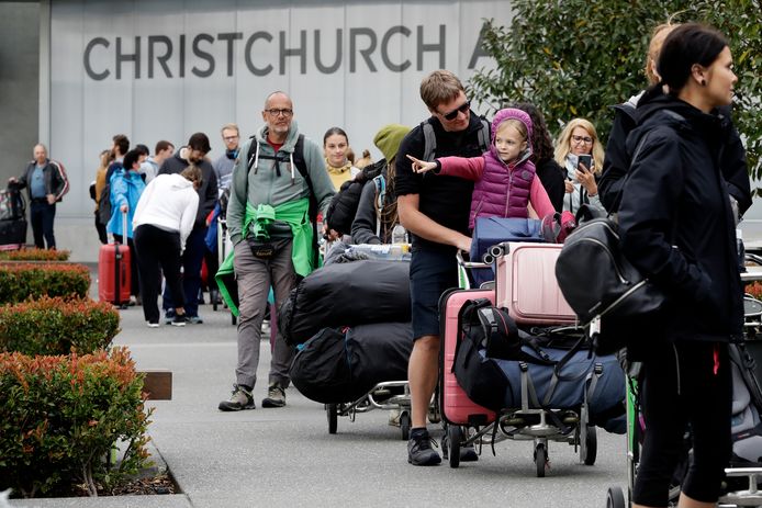 Duitsers staan in de luchthaven van Christchurch klaar om terug te keren naar hun land.