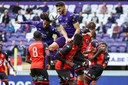 Wesley Hoedt en Joshua Zirkzee in duel met hun tegenstanders.