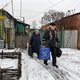 Bewoners in ijskoud Voltsjansk dreigen te bevriezen in hun huizen, toch valt vertrekken hen zwaar