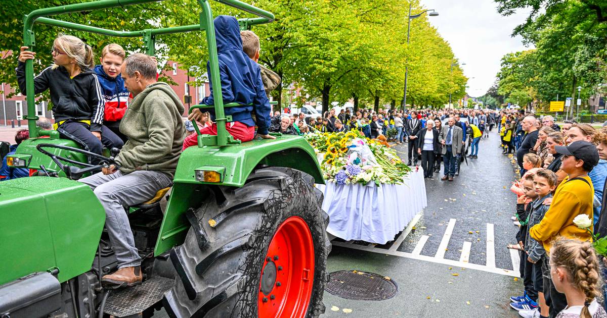 Verkeersdrama Oud Gastel indrukwekkende stoet voor omgekomen gezin