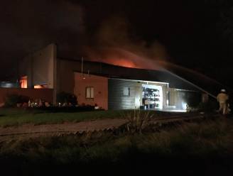 Brand vernielt hangaar in Vlamertinge