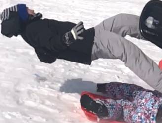 Spectaculaire slowmotionbeelden van sleeënd meisje dat snowboarder ramt