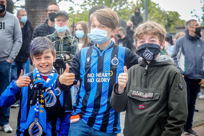 supporters wachten op de spelersbus van Club Brugge op de Platse van St Andries