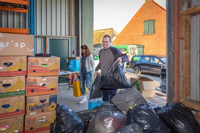 Kees den Boer (rechts) zet samen met een donateur goederen voor Oekraïne in zijn schuur: ,,Het is overweldigend.”