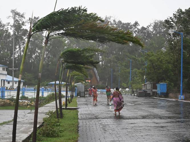 Zware cycloon Yaas aan land in India, al twee mensen overleden