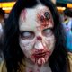 Thuis genieten van zombies en bloed dat tegen de muren spat