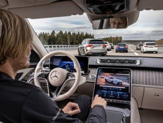 In deze twee auto's mag je in Duitsland nu sms’en en gamen tijdens het rijden