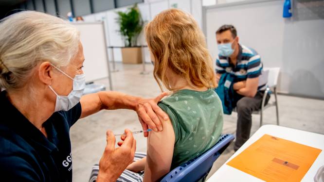 Hoge Gezondheidsraad ziet momenteel onvoldoende wetenschappelijk bewijs om boosterprik minderjarigen toe te laten