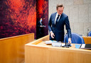 Demissionair Minister Hugo de Jonge van Volksgezondheid, Welzijn en Sport (CDA) en demissionair premier Mark Rutte in de Tweede Kamer tijdens een debat over de ontwikkelingen rondom het coronavirus.