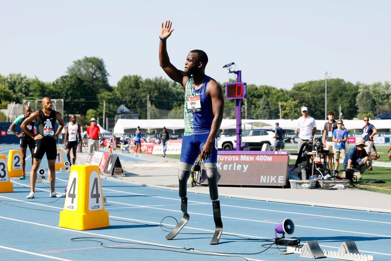 Blake Leeper wuift naar het publiek tijdens de Amerikaanse kampioenschappen in Iowa, in 2019. Beeld AP