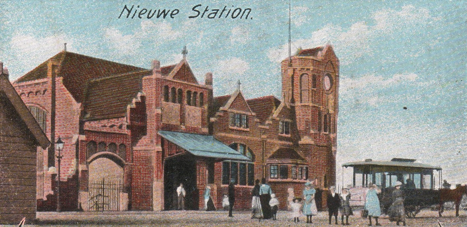 Architect D.A.N. Margadant (1849-1915) ontwierp het station aan het Stationsplein in Amersfoort. Het werd op 15 oktober 1902 in gebruik genomen. Exploitant was de Hollandsche IJzeren Spoorweg Maatschappij. Het gebouw maakte in 1995 gesloopt plaats voor een nieuw modern station.