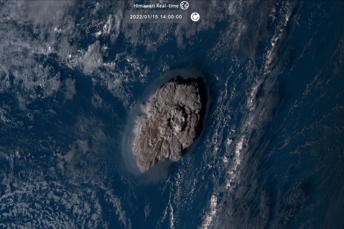De eruptie (hier te zien via satellietbeeld) veroorzaakte een tsunami, die in heel wat landen in of aan de Stille Oceaan werd geregistreerd. Aan de Zuid-Peruaanse kust moesten tientallen mensen worden gered.