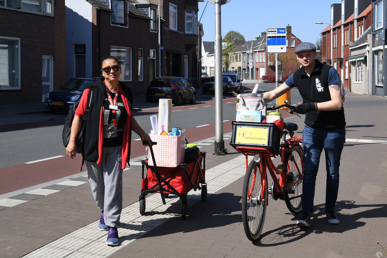 Shirley van den Broek en Olmer Steegh van ContourdeTwern en RNewt met een tassen vol speelgoed op pad in Tilburg Oud-Noord.