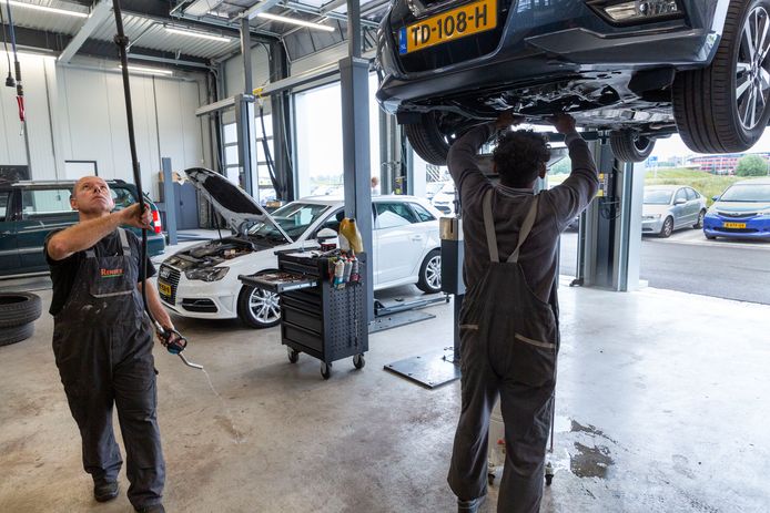 Vakgarage Renses Alkmaar heeft nog onderhoud aan benzine-auto's, maar bereidt zich al helemaal voor op een toekomst als garagebedrijf zonder smeerput, bougies en versnellingsbakken.