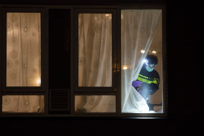 Forensische dienst aan het werk in de woning waar Gökmen Tanıs  werd aangehouden. Het pand ligt in de straat Oudenoord (Utrecht).