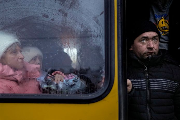 Vluchtelingen uit Kiev onderweg naar veiliger oorden.