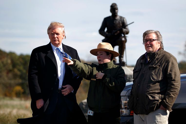 Campagneleider Steve Bannon vergezelt Trump bij een bezoek in oktober aan het Gettysburg National Military Park. Beeld AP