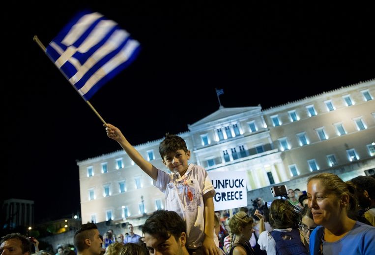 De Griekse bevolking viert feest in Athene na de uitslag van het referendum. Beeld epa