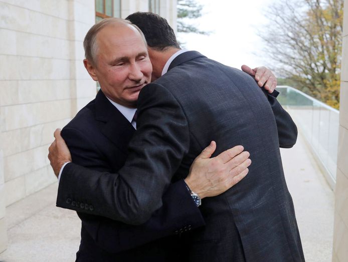 Archieffoto van een innige ontmoeting tussen president Poetin en zijn Syrische collega Bashar al-Assad in Sochi in 2017.