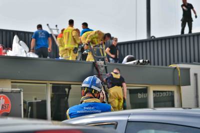Brandje op dak autobedrijf in Budel door werkzaamheden
