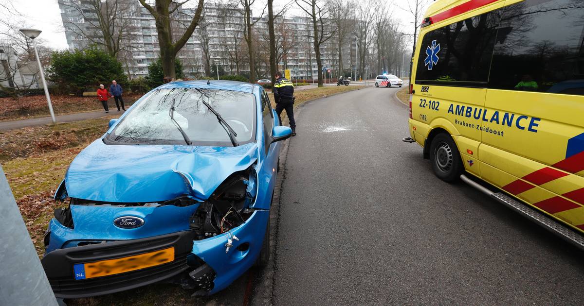 Man rijdt auto total loss tegen lantaarnpaal in Eindhoven | Overig | ed.nl