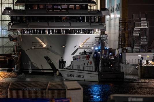Een boot van de financiële politie legt aan bij de superjacht. (06/05/2022)