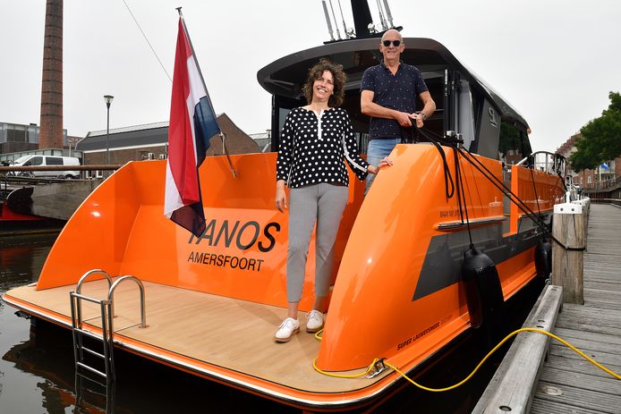geschenk Gepland Moderator Knaloranje boot van Amersfoorts stel valt op in Eemhaven | Amersfoort |  AD.nl