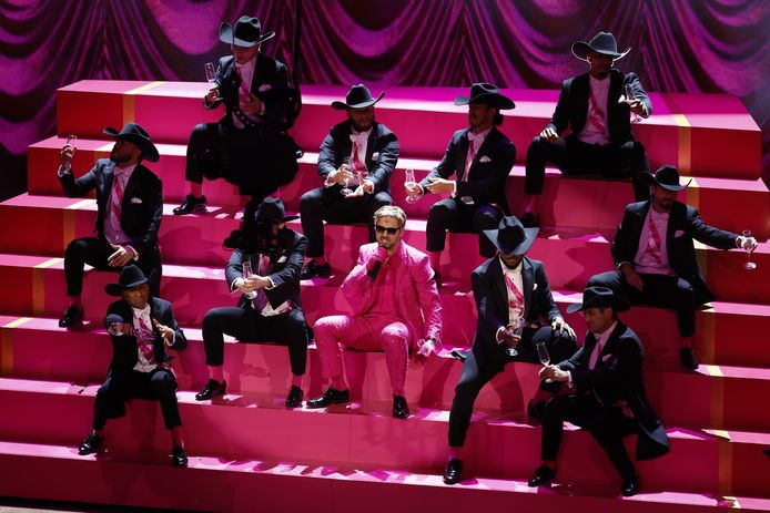 Ryan Gosling (midden) trad als ‘Ken’ nog op tijdens de ceremonie met zijn lied ‘I'm Just Ken’ uit zijn film ‘Barbie'.