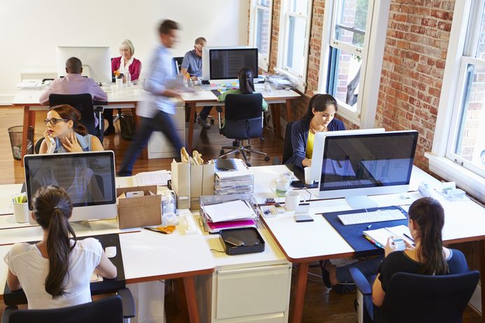 Als werken op kantoor onwennig aanvoelt: 'Kan maand duren je je hebt aangepast' | Werk | AD.nl