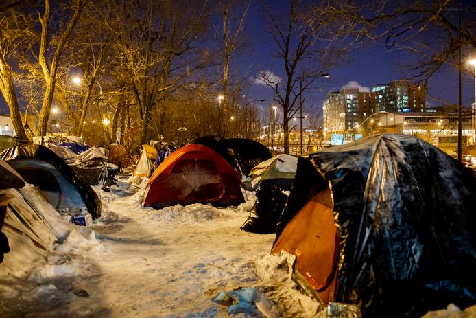 Daklozen in Chicago proberen de koude te overleven in tentjes.