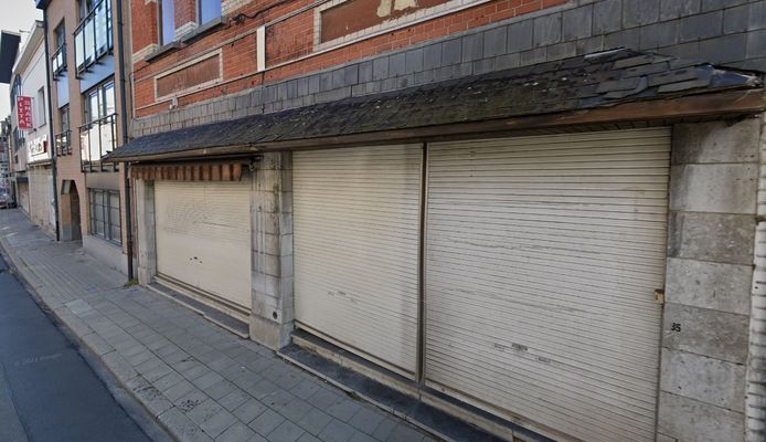 Het leegstaand pand in de Stationsstraat dat de gemeente Denderleeuw zal aankopen.